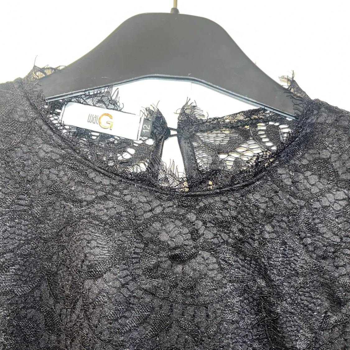 Svart spetsklänning med vida ärmar - 1