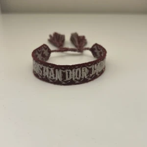Chrstian dior armband - Sällsynt Bordeaux Christian J’adior armband!  I En stilren ♦️⚪️ färg Skick: 10/10🥂 Pris: 1099🎗️ Storlek: Universell♣️ Snabbaffär = priset sänks-SERIÖSA BUD🔓 