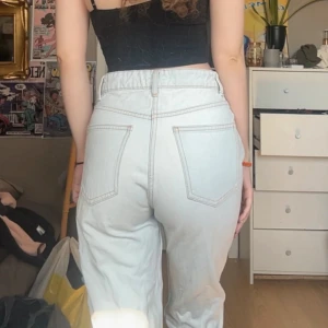 Ljusa Jeans - sparsamt använda, jag är 1,63cm.