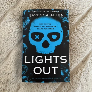 Lights Out - Säljer boken 'Lights Out' av Navessa Allen.. Boken är en spännande och mörk romantisk thriller, känd från TikTok. Perfekt för dig som gillar mörka kärlekshistorier och spänning. Boken är på engelska.