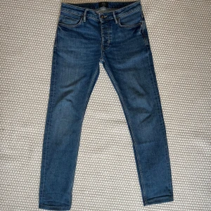 Blå skinny jeans - Snygga blå jeans från NEUW med klassisk femficksdesign och smal passform. Jeansen har normal midja och raka benslut, perfekta till vardagslooken. Tidlös modell med dragkedja och knapp framtill.