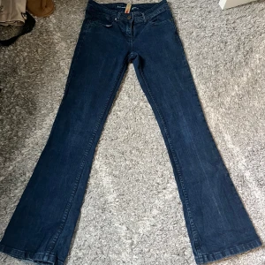 Mörkblå bootcut jeans - Säljer nu ett par lågmidjade bootcut jeans! Säljs pga att de är försmå på mig. Midjemåttet: 38. Innerbens längd: 76 alltså storlek s 