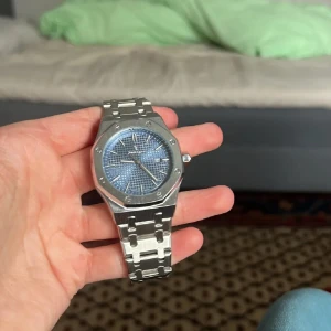 AP Royal Oak lookalike  - Snygg klocka, ska likna Audemars Piguet (AP)s modell Royal Oak och jag tycker de har lyckats rätt bra. Skicket är som nytt och det följer med länkar & ett verktyg för att sätta på/ ta bort länkar.