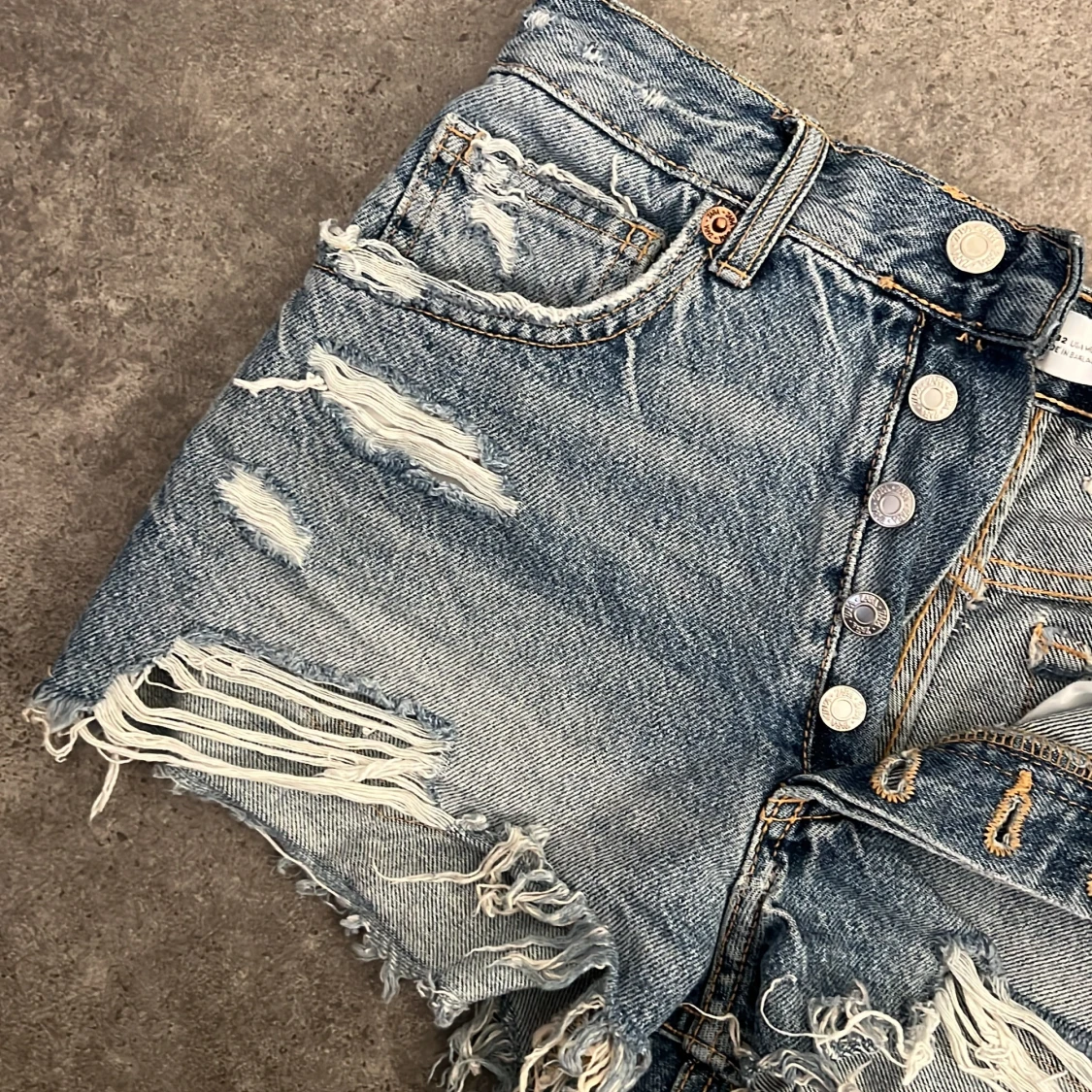 Blå slitna jeansshorts från ZARA - 3