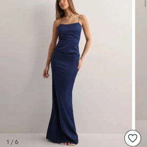 Mörkblå balklänning - Säljer denna jättevackra balklänningen! Den är mörkblå med en tight passform, jätte elegant och passar perfekt till vårens bal! Säljer eftersom att jag hittade en bättre till min egna bal, helt oanvänd❤️ köptes för 899kr men säljer för 750!