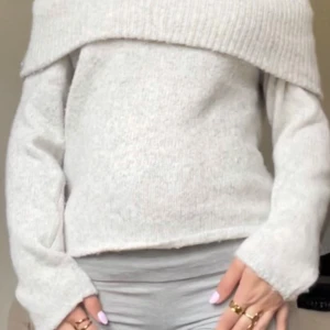 stickad tröja  - Säljer en stickad offshoulder-tröja i ljusgrå färg. Perfekt för dig som vill ha en trendig och mysig look. Endast använd fåtal tillfällen därav priset💕