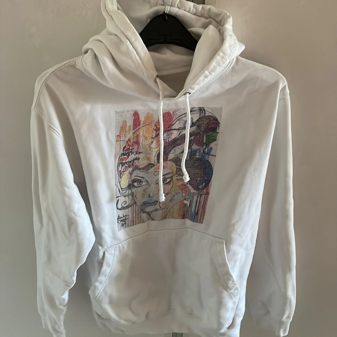 Vit hoodie med tryck