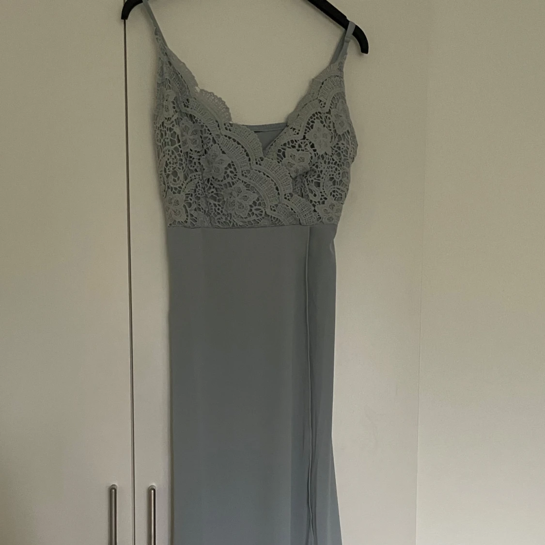 Ljusblå långklänning med spets  - 1