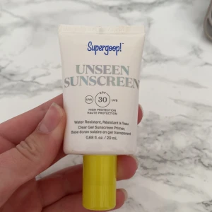Supergoop! Unseen Sunscreen Primer SPF 30 - Transparent gelprimer med solskyddsfaktor 30 från Supergoop! Perfekt som bas under smink, vattenresistent och ger ett osynligt skydd mot UVA och UVB. Kommer i en smidig tub på 20 ml med gul kork. ANDVÄND ETT FÅTAL GÅNGER. MAN BEHÖVER INTE ANDVÄNDA MYCKET 