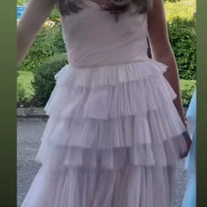 SÖKER en rosa volang kläning från asos  - Skriv gärna om ni elr nån ni känner säljer den a kläning🩷😊