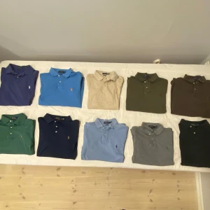 Ralph Lauren pikétröja  - 10 stycken Ralph Lauren pikétröjor i väldigt bra skick , skriv för frågor eller likande 