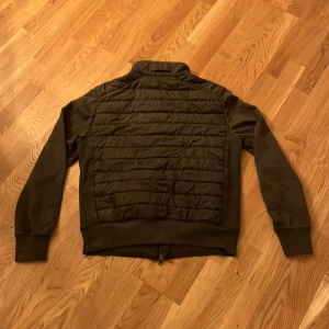 Parajumperjacka - Tja säljer nu min parajumper jacka då jag har vuxit ur den, en snygg och varm jacka i oliv grön färg, storleken är  l men är mer som en m i storlek. 