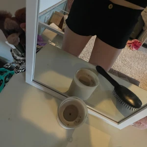 Low waist jeans shorts - Säljer ett par tvär snygga low waist jeans shorts som är i ganska bra skick, ser nu att bilderna inte är så bra skriv för fler bilder!