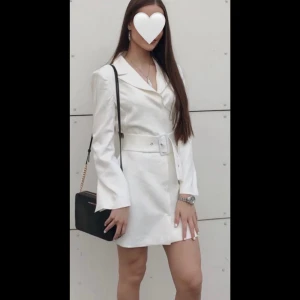 Vit klänning  - Jättesnygg klänning från Nelly med bälte runt midjan. Endast använd 2 gånger med mycket bra skick. Storlek 36