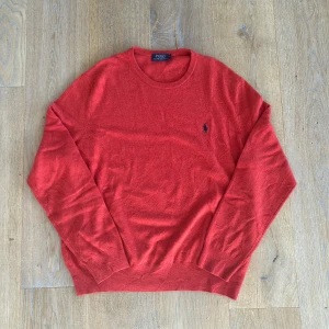 Ralph Lauren merinoull sweater - Säljer en Ralph Lauren sweater. Tröjan är orange och av merinoull. Tröjan är i bra skick, men har ett väldigt litet hål som syns på bilden. Storlek XL men sitter mer som L. Priset kan diskuteras. 