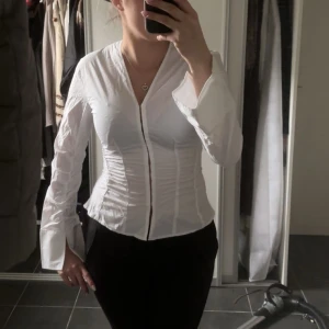 v-ringad poplin skjorta från Weekday - Jätte fin skjorta/ blus från Weekday. Säljer den då den tyvärr är för liten för mig. Aldrig använd! ordinarie pris 500kr💗