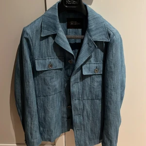 Oscar Jacobsson Overshirt  - 10/10 skick, köpt från Oscar Jacobsson. Fin overshirt nu under våren bla sommaren. Ny pris 2999kr