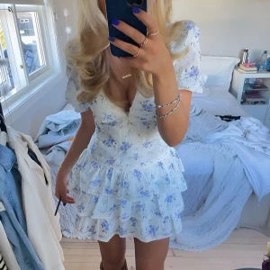 Blommig Zara klänning - Superfin och populär blommig klänning från Zara! Perfekt för våren och sommaren – den har en romantisk stil med puffärmar, djup V-ringning, figurnära passform upptill och vacker volangkjol. Storlek L, men passar även dig som vanligtvis har S eller M då den är elastisk i ryggen och sitter tight och smickrande. Använd få gånger och i mycket fint skick.