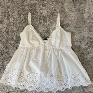 Vit broderad linnetopp med spetsdetaljer - Super söt topp från bikbok som inte säljs längre. Den är perfekt till sommaren, inga defekter alls!!💞💞💞