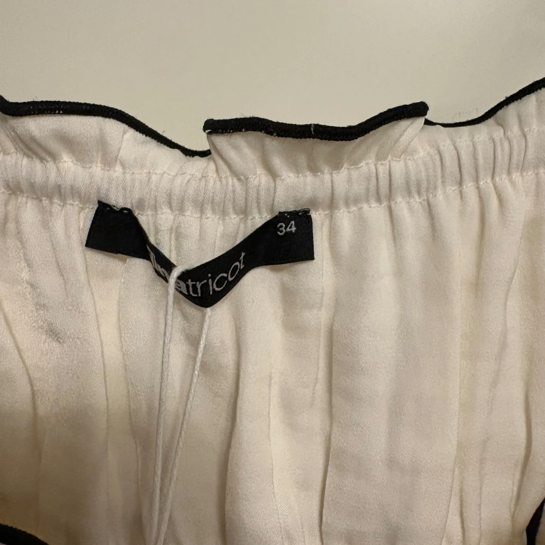 Vit och svart linnetopp från Gina Tricot - 2