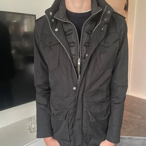 J.lindeberg jacka - Tjena! Säljer nu denna svin feta J.Lindeberg jacka🙌 Storleken är M👍 För fler frågor eller bilder är det bara att skriva🤝