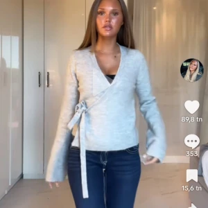 Svart omlottkofta med knyt - Säljer en svart omlottkofta med knyt i sidan. 💕obs första bilden ex på hur den sitter på!!