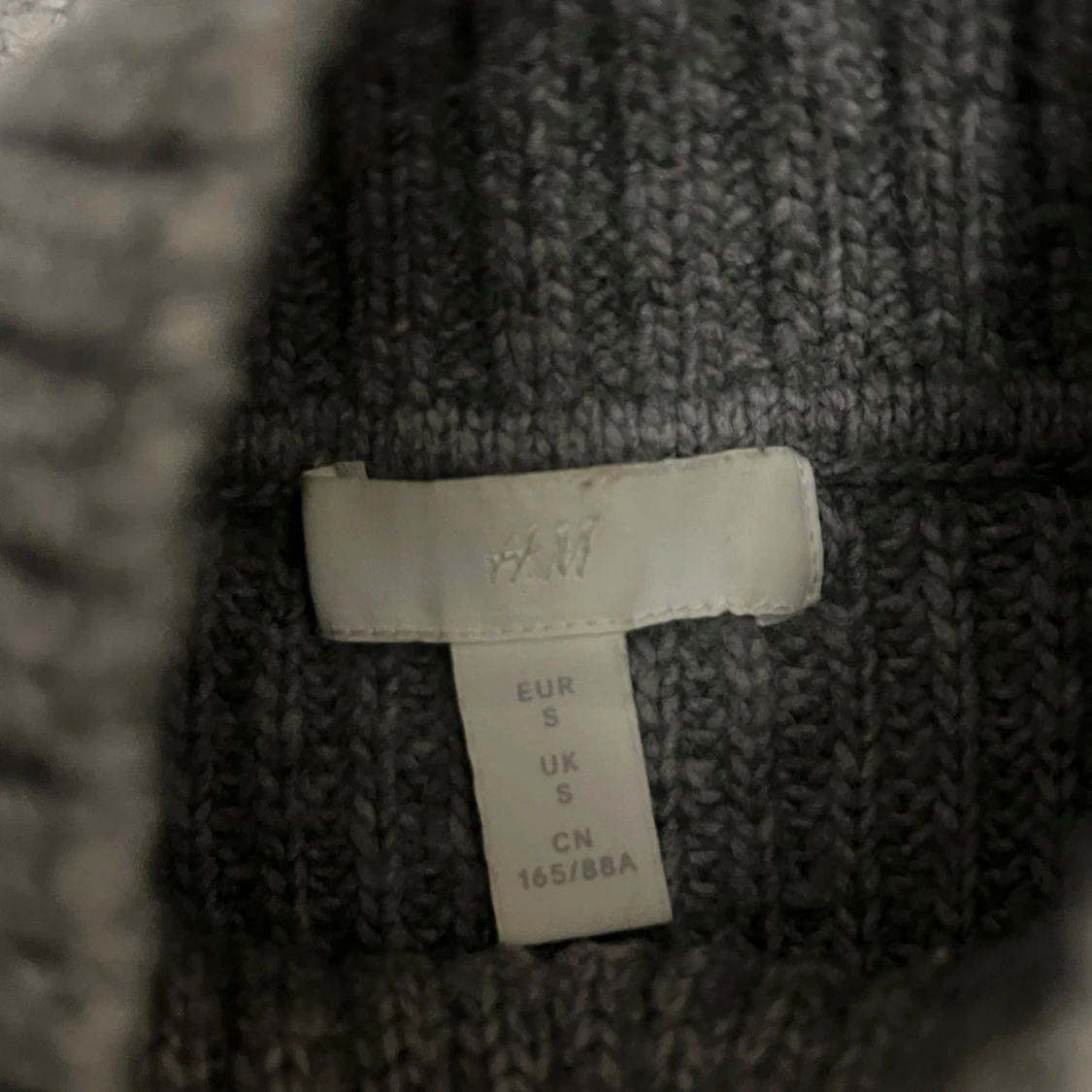 Grå stickad polotröja från H&M - 2