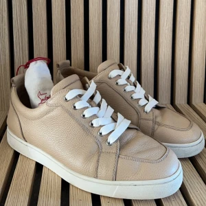 Christian Louboutin Skor Sneakers - Christian Louboutin Skor   Storlek: 43,5, passar upp till 45. Skick: 7,5/10, sparsamt använda. Nypris: 8300kr Pris: 3400kr Frakt: Hemlevererat spårbart📦  Tveka inte att höra av dig vid minsta frågan! Man får 5% RABATT när följer NordqvistFashionCloset på Instagram samt här på plick!!😊Mvh Wilgot