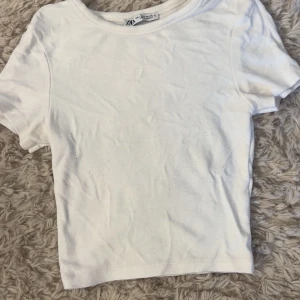 Vit t-shirt från Zara - baby tee, lätt använd. mycket stretchigt och mjukt material