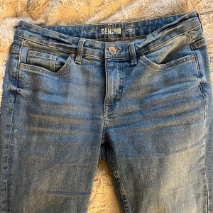 Blå bootcut jeans - Säljer ett par klassiska blå bootcut jeans från Denim 1953. Low waist i storlek 38. Lite för stora för mig som har storlek 36 vanligtvis. Är 160cm och de går ner till marken.