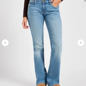 Blå bootcut lee jeans - Snygga jeans som är endast testade, i helt nyskick! Märket är Lee och kostar ca 1100 nypris, mitt pris 850. 