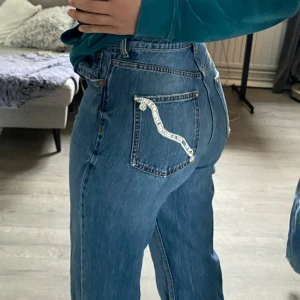 Jeans med paljett detalj - Egensydda bakfickor. Byxor från zara 💙
