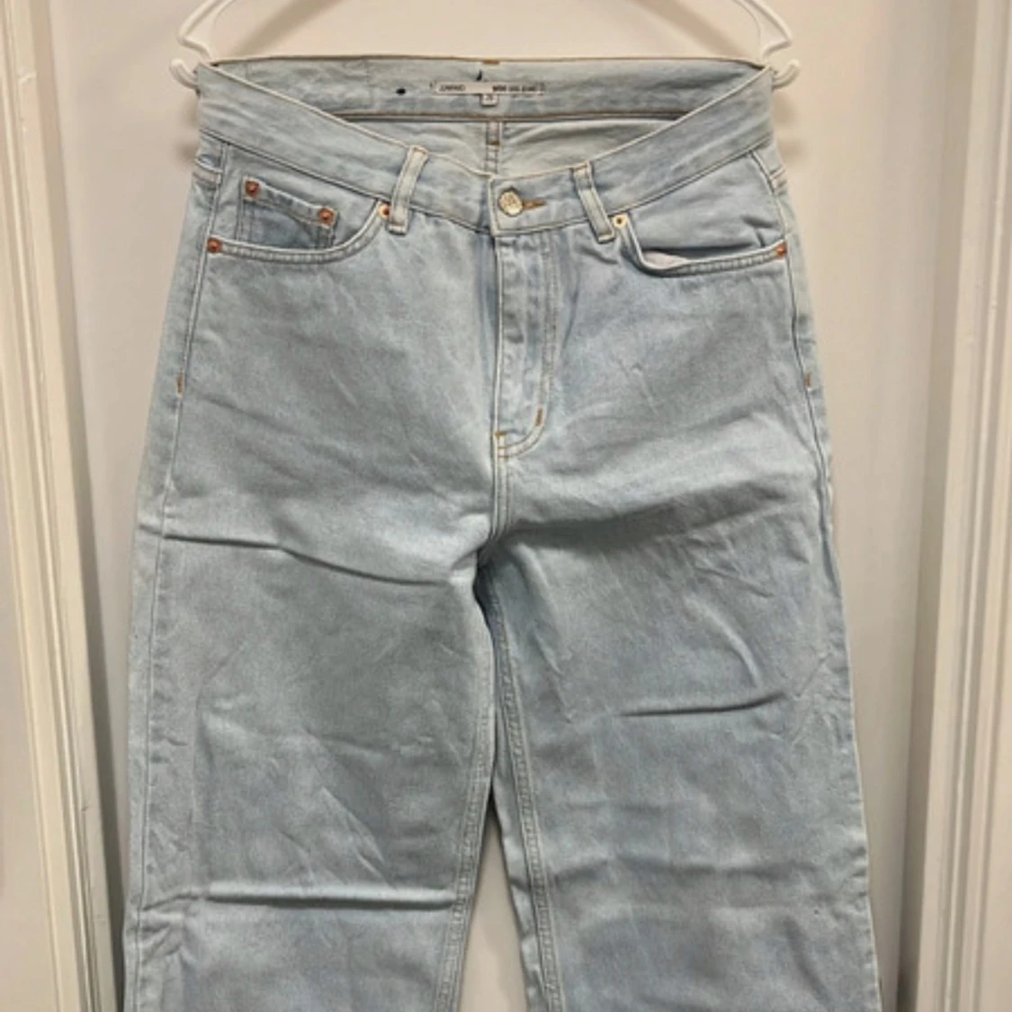 Ljusblå wide leg jeans från Junkyard