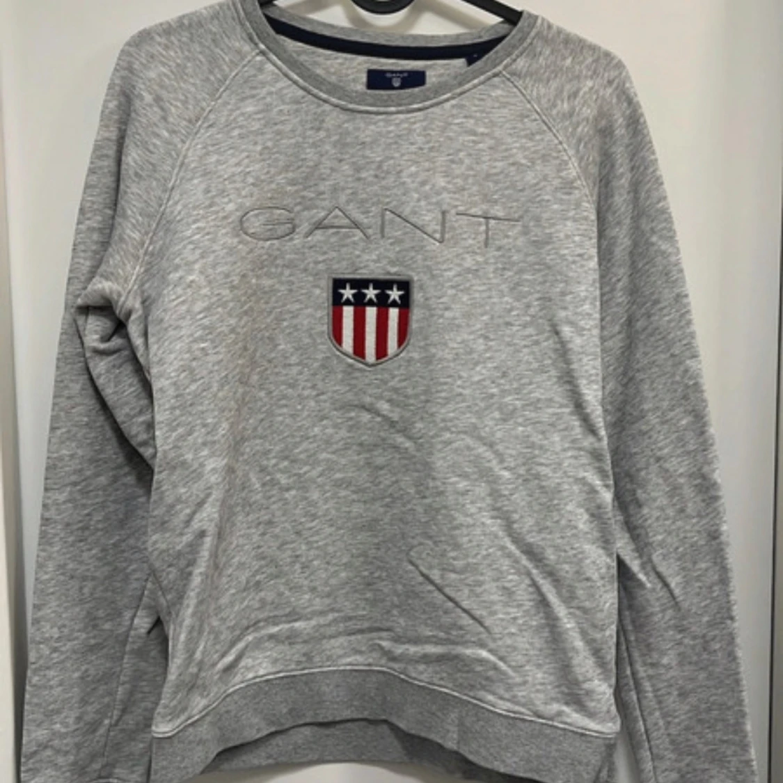 Grå sweatshirt från GANT med broderad logga