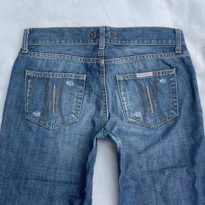 Mid/low waist bootcut jeans från Fornarina❤️  - Midja 39x2, gren 22 cm, innerben 77 o benslut 24x2 cm💕märkta W29 vilket motsvarar S i dagens storlek. Obs slitna detaljer vilka blir hål vid vaderna (sista bilden)