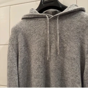 Stickad hoodie - Säljer nu denna exklusiva och eftertraktade stickade hoodien i ull. Denna hoodie säljs inte längre där av är den mycket sällsynt. Säljer då den knappt kommer till användning, där av är den i mycket fint skick. Den är i storlek M, men då materialet är stretchigt passar den som S också. Skriv vid minsta lilla fundering, svarar så snabbt jag kan🤙 FRAKTAR INOM 24H📦🔥
