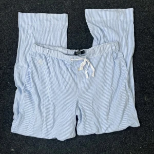 Ralph lauren pyjamasbyxor - Säljer dessa superfina pyjamasbyxor ifrån Ralph lauren! 💓 Går att vika ner dem för att få dem lågmidjade😇 Superfint skick knappt använda, enda defekten är att midjebandet inuti har tjorvat sig lite vilket man inte märker av💓 Nypris är runt 600kr