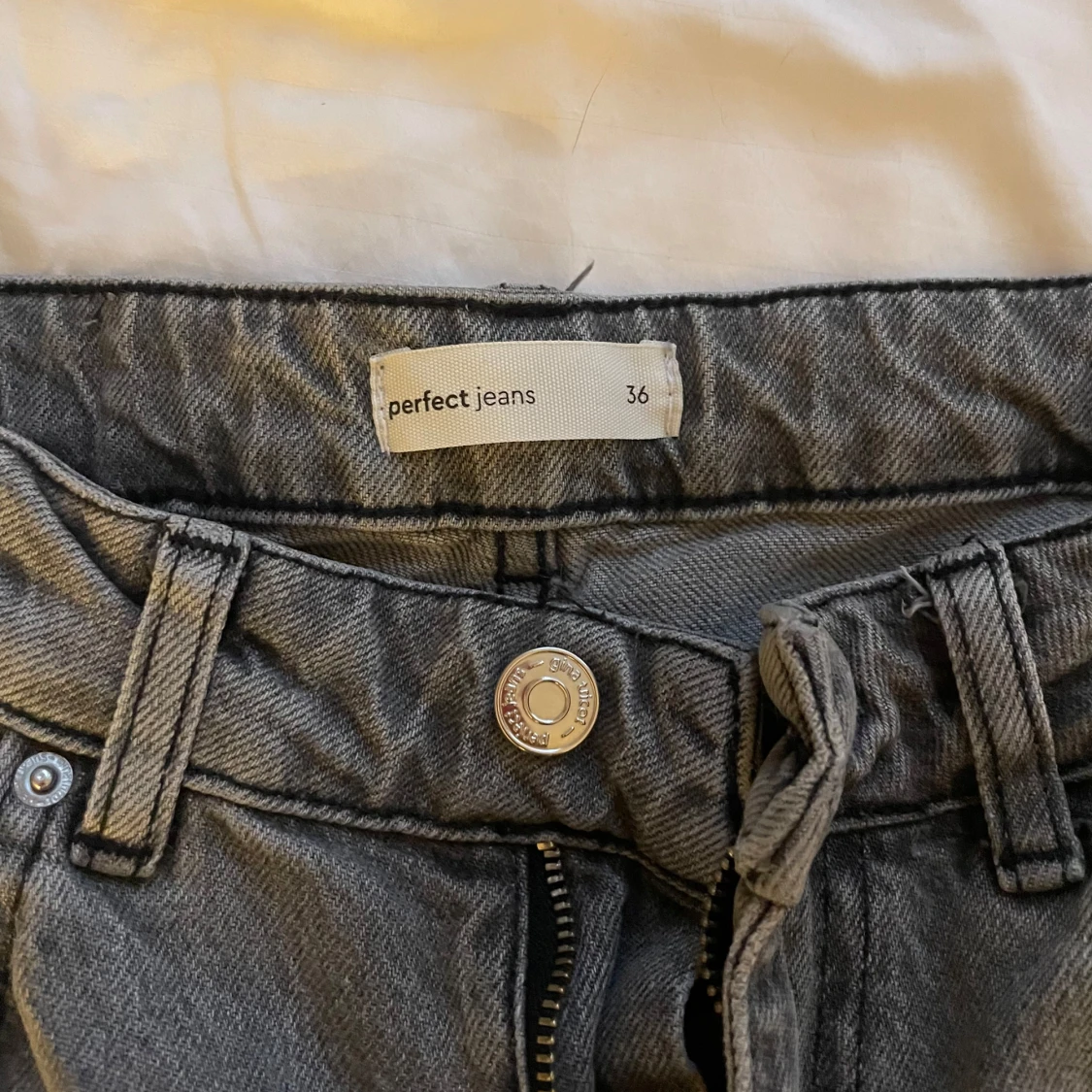 Grå jeans från Gina Tricot - 1