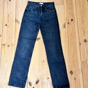 Svarta raka jeans med medelhög midja  - Ett par svarta raka jeans med medelhög midja i storlek 34 från Zara