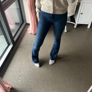 Blå bootcut jeans - Onlyblush life mid sk ank raw jeans från only 💗storlek S/34