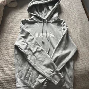 Levis hoodie  - Superfin grå/blå lewis hoodie som tyvärr inte kommer till användning. Strl xs men passar någon som vanligtvis bär xs-m beroende på hur man vill att den sitter, aldrig använd och inköpt för 900kr💞