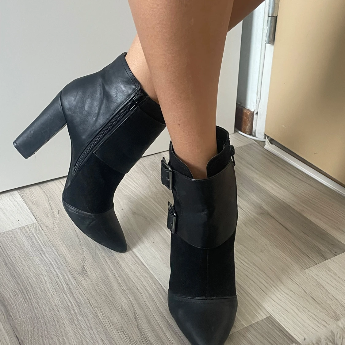 Svarta boots med spännen och klack - 1