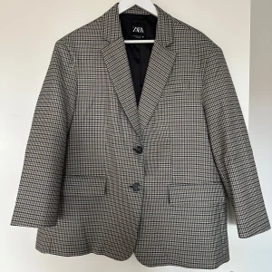 Zara  - Rutig kavaj m vaddering i axlarna. London style. 