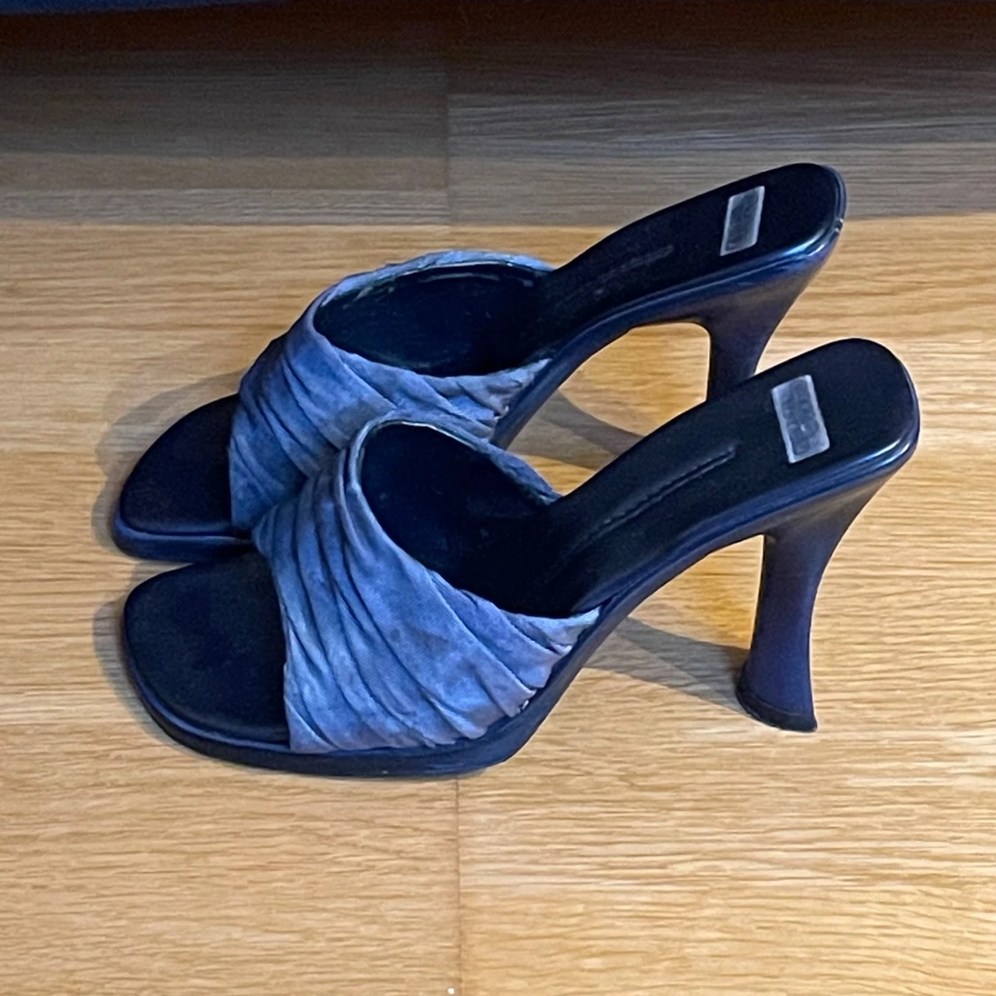 Pumps med öppen tå/sandaletter 