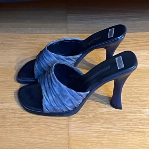 Pumps med öppen tå/sandaletter  - Jättefina pumps i härlig blå färg köpta i Paris. Tyvärr för små för mig så endast använda fåtal gånger💕Stl 36