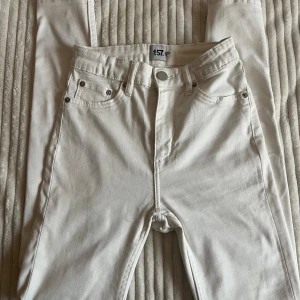 Vita jeansbyxor från 157 - Säljer ett par vita jeansbyxor från 157 i storlek S. Byxorna har klassisk femficksdesign, knapp och dragkedja framtill samt raka ben. Perfekta för en stilren och fräsch look.