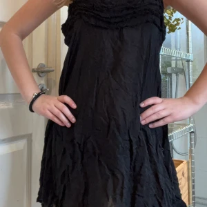 Svart klänning från Pulz Jeans💋 - Denna klänning har använts 1 gång, då den inte var min stil💋köpte för länge sedan och känner att den behöver säljas! PRISET KAN DISKUTERAS ❤️❤️