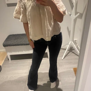 Svarta lågmidjade bootcut jeans - Säljer ett par svarta lågmidjade bootcut jeans från Bikbok.De är lågmidjade och är i storlek waist s length 33. Säljer de för att dem är på gränsen för korta på mig som är runt 167. De är använda några gånger men är i bra kvalité.