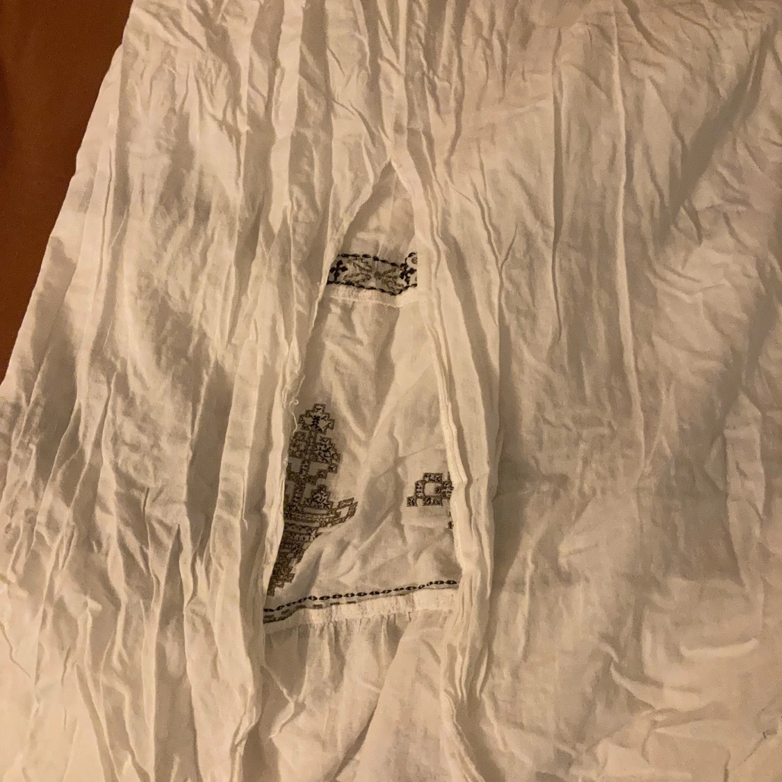 Vit långkjol med broderade detaljer - 3