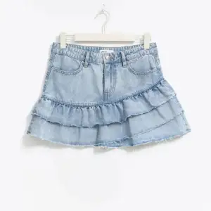Supersöt ljusblå jeanskjol med två lager volanger från Gina tricot. Använd lite men i väldigt bra skick till vådligt bra pris. Storlek 36.